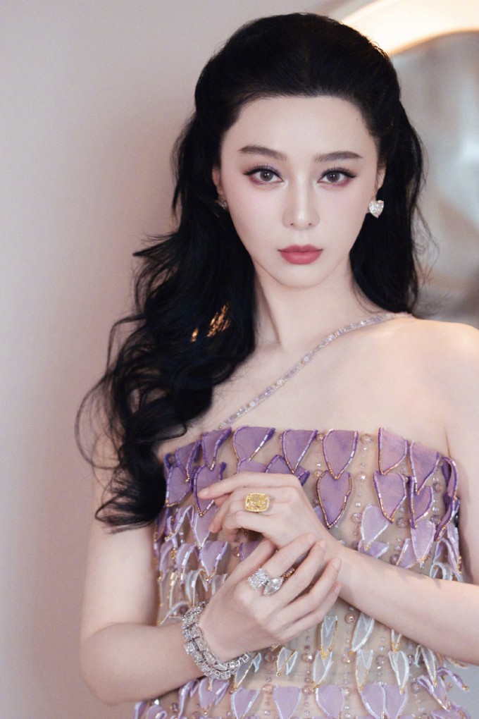 Phạm Băng Băng sinh ngày 16/9/1981 tại Sơn Đông, Trung Quốc. Từ nhỏ, cô sớm bộc lộ tài năng nghệ thuật được di truyền từ cha mẹ. Năm 17 tuổi, người đẹp bắt đầu sự nghiệp diễn xuất và được nhiều người biết đến khi đóng vai Kim Tỏa trong phim 'Hoàn Châu cách cách'.