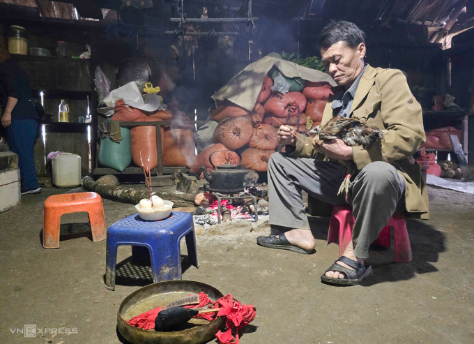 Thầy mo làm lễ cúng tại nhà ông Hùa. Ảnh: Đức Hùng