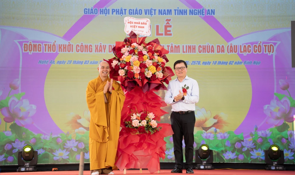Ông Lê Quốc Minh- Uỷ viên Trung ương Đảng, Phó trưởng Ban Tuyên giáo và Dân vận Trung ương, Tổng Biên tập Báo Nhân Dân, Chủ tịch Hội Nhà báo Việt Nam tặng lẵng hoa của Hội Nhà báo Việt Nam cho nhà chùa. ong-Le-Quoc-Minh.jpg