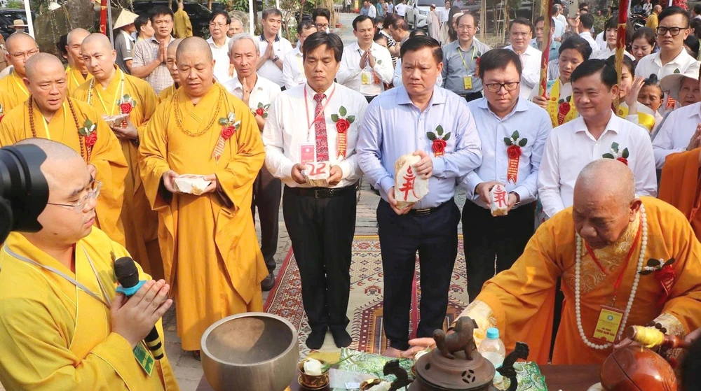 Các đại biểu thực hiện nghi thức đặt viên gạch đầu tiên tại lễ động thổ. tho-500-nha-bao-liet-sy.jpg