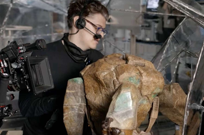 Nghệ sĩ James Ortiz điều khiển nhân vật Rocky trên phim trường Project Hail Mary. Ảnh Sony Pictures India