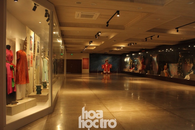 Từng mẫu áo dài được bảo quản một cách cẩn thận, ngăn nắp để khách tham quan được chiêm ngưỡng vẻ đẹp của áo dài Việt Nam.