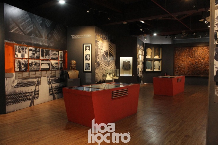 Toàn cảnh một số không gian bày trí của khu vực tầng 2 bảo tàng. Ở khu vực này, có thể thấy rất rõ không gian được thiết kế vô cùng hiện đại, bắt mắt để có thể "kể" những câu chuyện lịch sử một cách sống động hơn với khách tham quan.