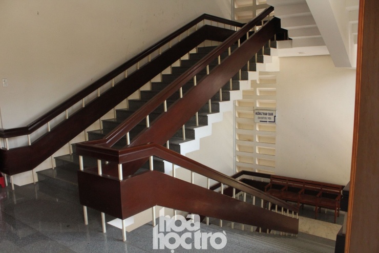 Ngoài ra, tại bảo tàng cũng có một số góc "sống ảo" rất đẹp với phong cách kiến trúc cổ kính xen lẫn hiện đại như góc cầu thang hay ban công khu vực tầng 1, 2 chẳng hạn.