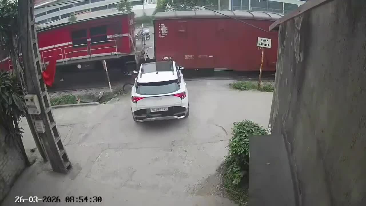 Xe con bị tàu hỏa đâm bay đầu