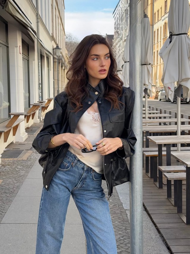 Mặc áo hai dây lụa xuống phố điệu đà, quyến rũ theo cách riêng- Ảnh 2. Mặc áo hai dây lụa xuống phố điệu đà, quyến rũ theo cách riêng- Ảnh 2.