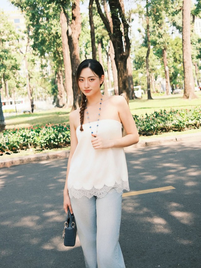 Mặc áo hai dây lụa xuống phố điệu đà, quyến rũ theo cách riêng- Ảnh 3. Mặc áo hai dây lụa xuống phố điệu đà, quyến rũ theo cách riêng- Ảnh 3.