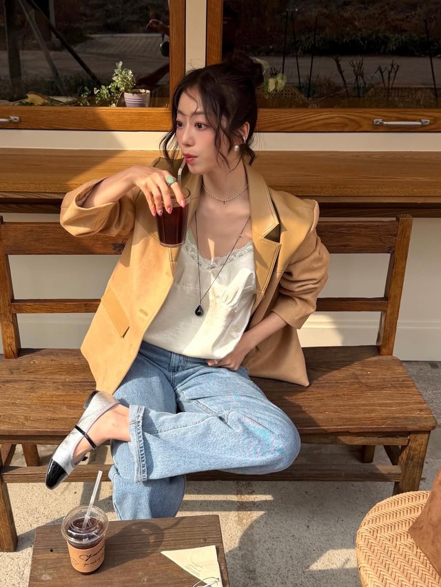 Mặc áo hai dây lụa xuống phố điệu đà, quyến rũ theo cách riêng- Ảnh 4. Mặc áo hai dây lụa xuống phố điệu đà, quyến rũ theo cách riêng- Ảnh 4.