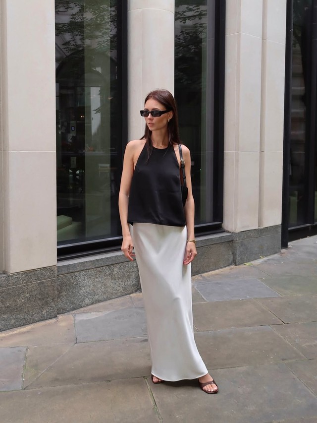 Mặc áo hai dây lụa xuống phố điệu đà, quyến rũ theo cách riêng- Ảnh 5. Mặc áo hai dây lụa xuống phố điệu đà, quyến rũ theo cách riêng- Ảnh 5.