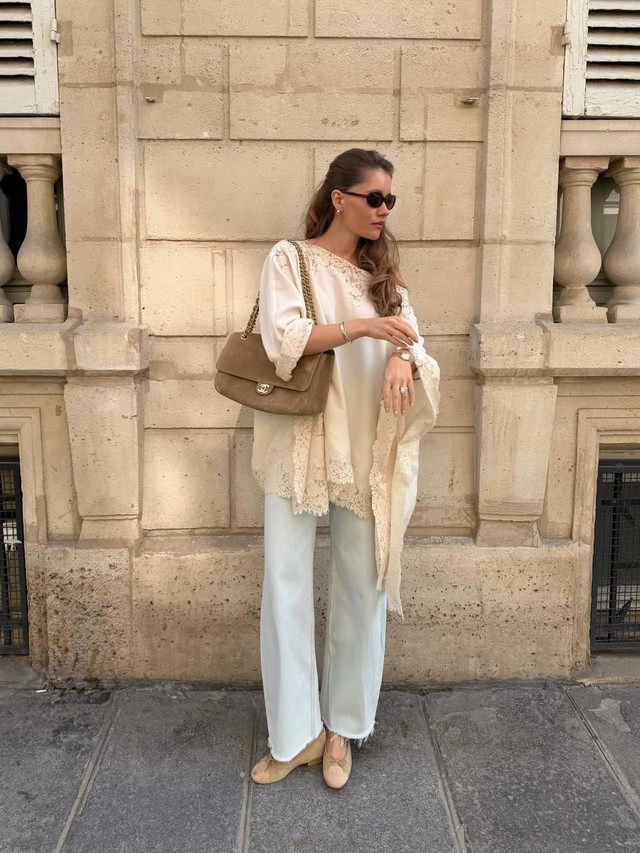 Mặc áo hai dây lụa xuống phố điệu đà, quyến rũ theo cách riêng- Ảnh 6. Mặc áo hai dây lụa xuống phố điệu đà, quyến rũ theo cách riêng- Ảnh 6.