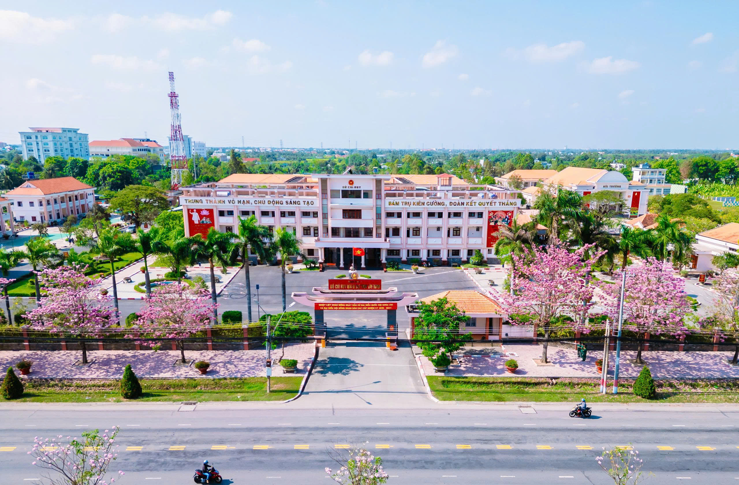 Sắc hồng kèn hồng tô thắm doanh trại 5 Sắc hồng kèn hồng tô thắm doanh trại - Ảnh 5.