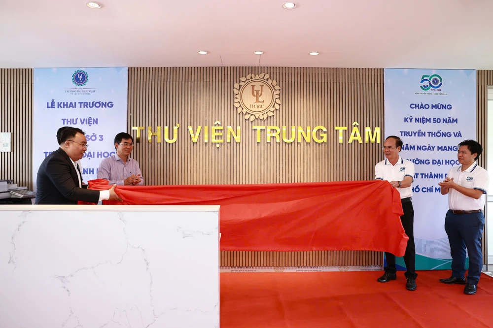 Lãnh đạo Nhà trường thực hiện nghi thức kéo vải bảng tên thư viện, chính thức đưa công trình vào vận hành.jpg
