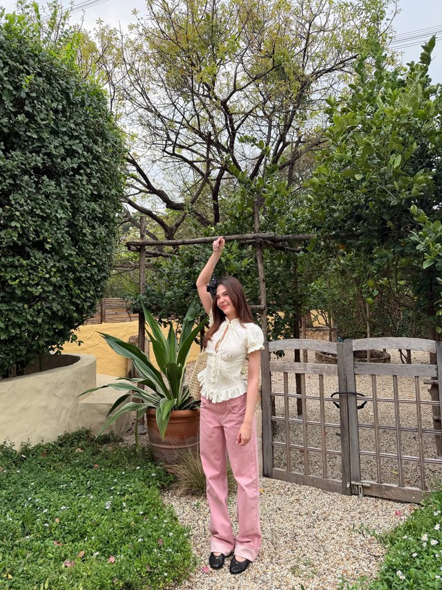 Phong cách mùa hè tươi tắn hơn với những món đồ màu hồng 3 Phong cách mùa hè tươi tắn hơn với những món đồ màu hồng - Ảnh 3.