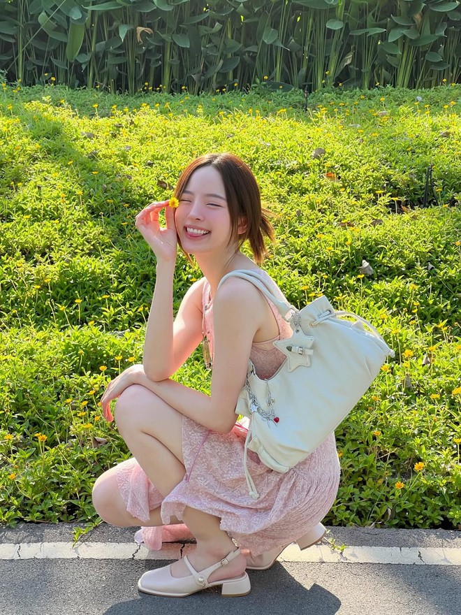 Phong cách mùa hè tươi tắn hơn với những món đồ màu hồng 9 Phong cách mùa hè tươi tắn hơn với những món đồ màu hồng - Ảnh 9.