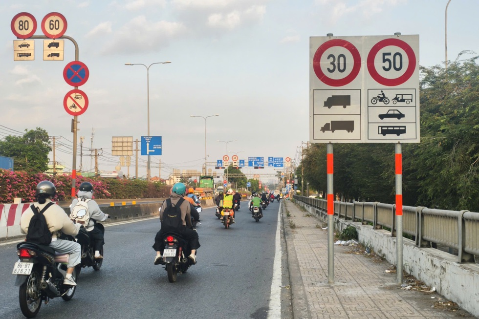 Tài xế ô tô bán tải giật mình trước biển báo cấm xe tải ở nội đô TPHCM - 3 Tài xế ô tô bán tải giật mình trước biển báo cấm xe tải ở nội đô TPHCM - 3