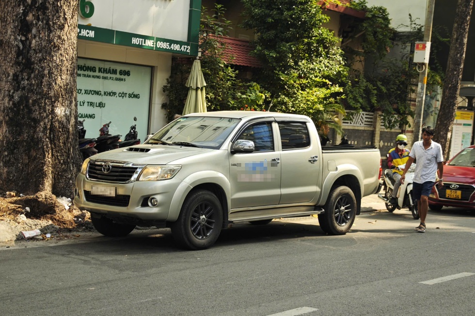 Tài xế ô tô bán tải giật mình trước biển báo cấm xe tải ở nội đô TPHCM - 5