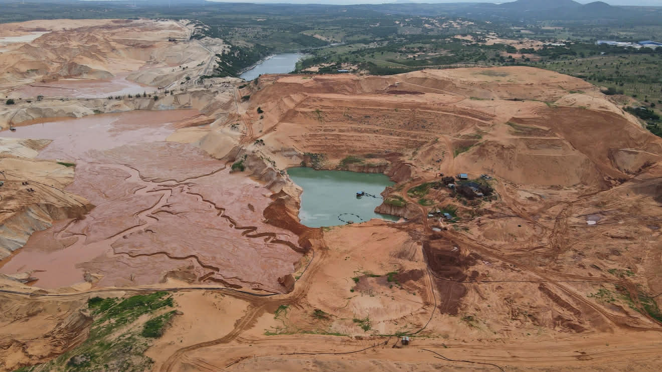 Cán bộ hải quan nhận 8,5 tỉ đồng để tráo hàng giúp người Trung Quốc buôn lậu quặng 2 Cán bộ hải quan nhận 8,5 tỉ đồng để tráo hàng giúp người Trung Quốc buôn lậu quặng - Ảnh 2.