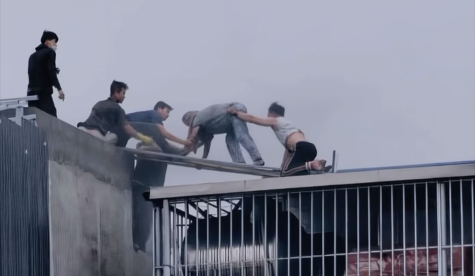 Người hùng áo đen phá tôn cứu người ở Hà Nội rồi rời đi luôn - 3