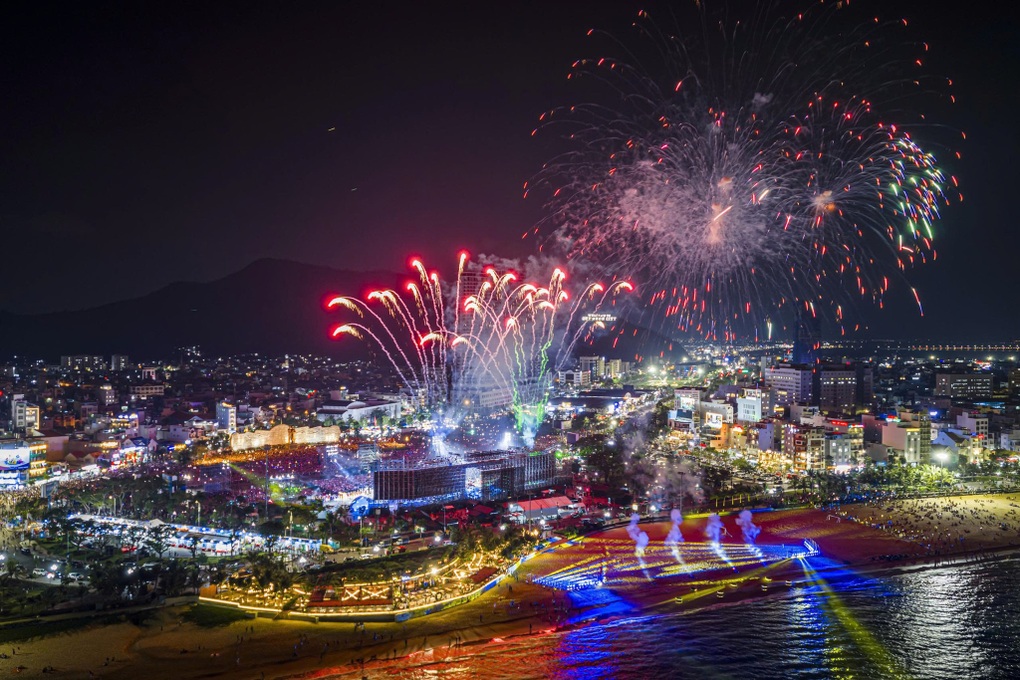 Biển người “cháy” cùng đêm khai mạc Năm du lịch Quốc gia - Gia Lai - 3