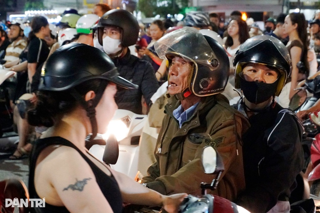 Biển người “cháy” cùng đêm khai mạc Năm du lịch Quốc gia - Gia Lai - 4