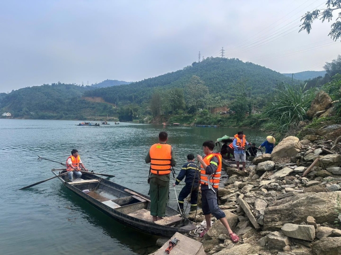 Công an tìm các nạn vụ lật thuyền ở Tuyên Quang tối 29/3. Ảnh: Công an tỉnh Tuyên Quang