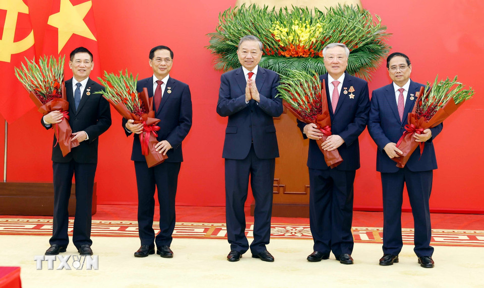 Tổng Bí thư Tô Lâm trao Huân chương Quân công và Huy hiệu Đảng tặng các lãnh đạo, nguyên lãnh đạo 3 Tổng Bí thư Tô Lâm trao Huân chương Quân công và Huy hiệu Đảng tặng các lãnh đạo, nguyên lãnh đạo - Ảnh 3.