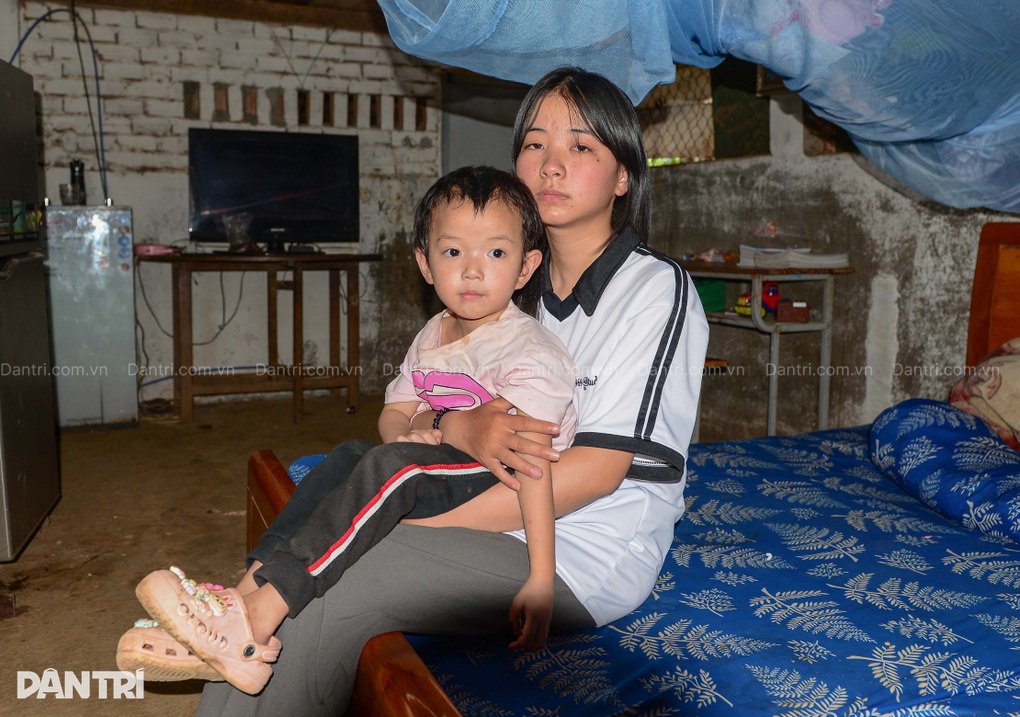 Ba mất, mẹ rời đi, bé gái 16 tuổi làm thuê 150.000 đồng/ngày nuôi 3 em thơ - 2