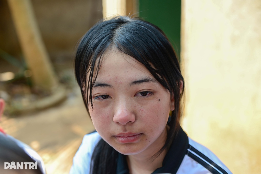 Ba mất, mẹ rời đi, bé gái 16 tuổi làm thuê 150.000 đồng/ngày nuôi 3 em thơ - 4