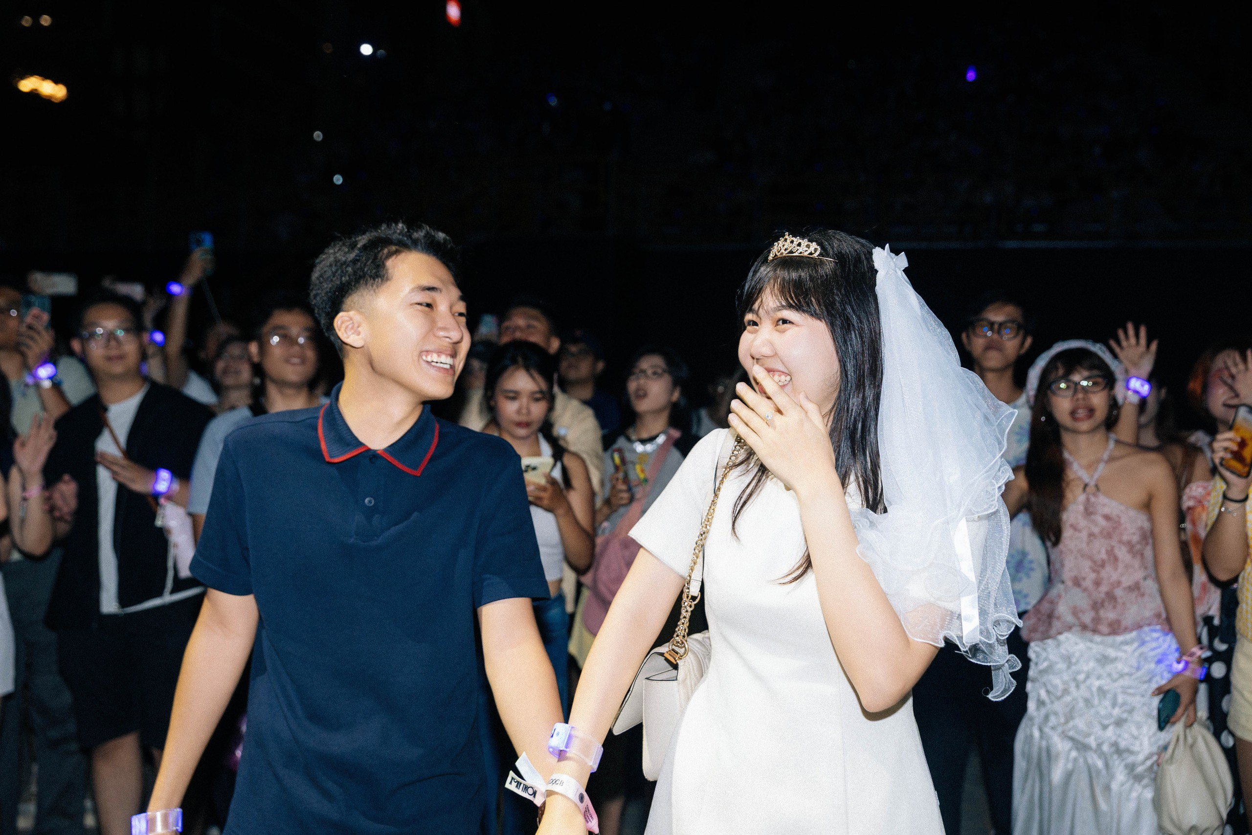 Bốn cặp đôi cầu hôn trong concert có gần 10.000 khán giả của Hoàng Dũng- Ảnh 5. Bốn cặp đôi cầu hôn trong concert có gần 10.000 khán giả của Hoàng Dũng- Ảnh 5.