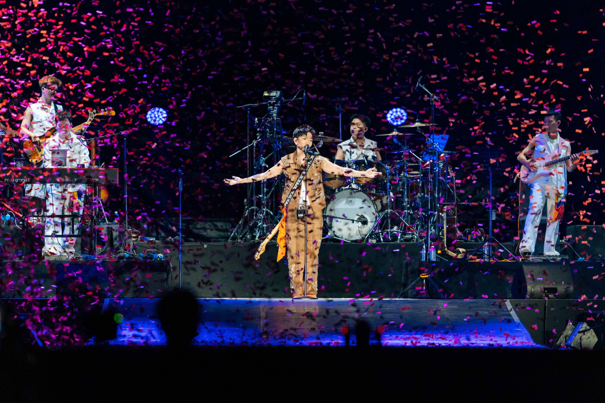 Bốn cặp đôi cầu hôn trong concert có gần 10.000 khán giả của Hoàng Dũng- Ảnh 9. Bốn cặp đôi cầu hôn trong concert có gần 10.000 khán giả của Hoàng Dũng- Ảnh 9.