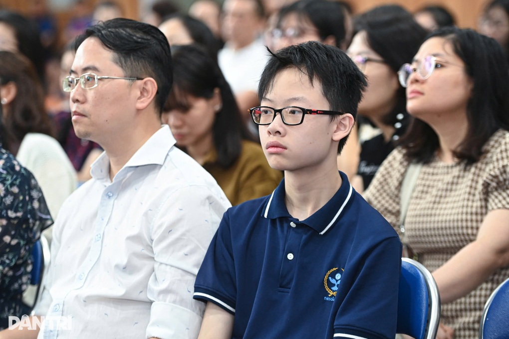 Hiệu trưởng chuyên Sư phạm: Con ôn thi chuyên, cha mẹ nên đi nhẹ, nói khẽ - 4