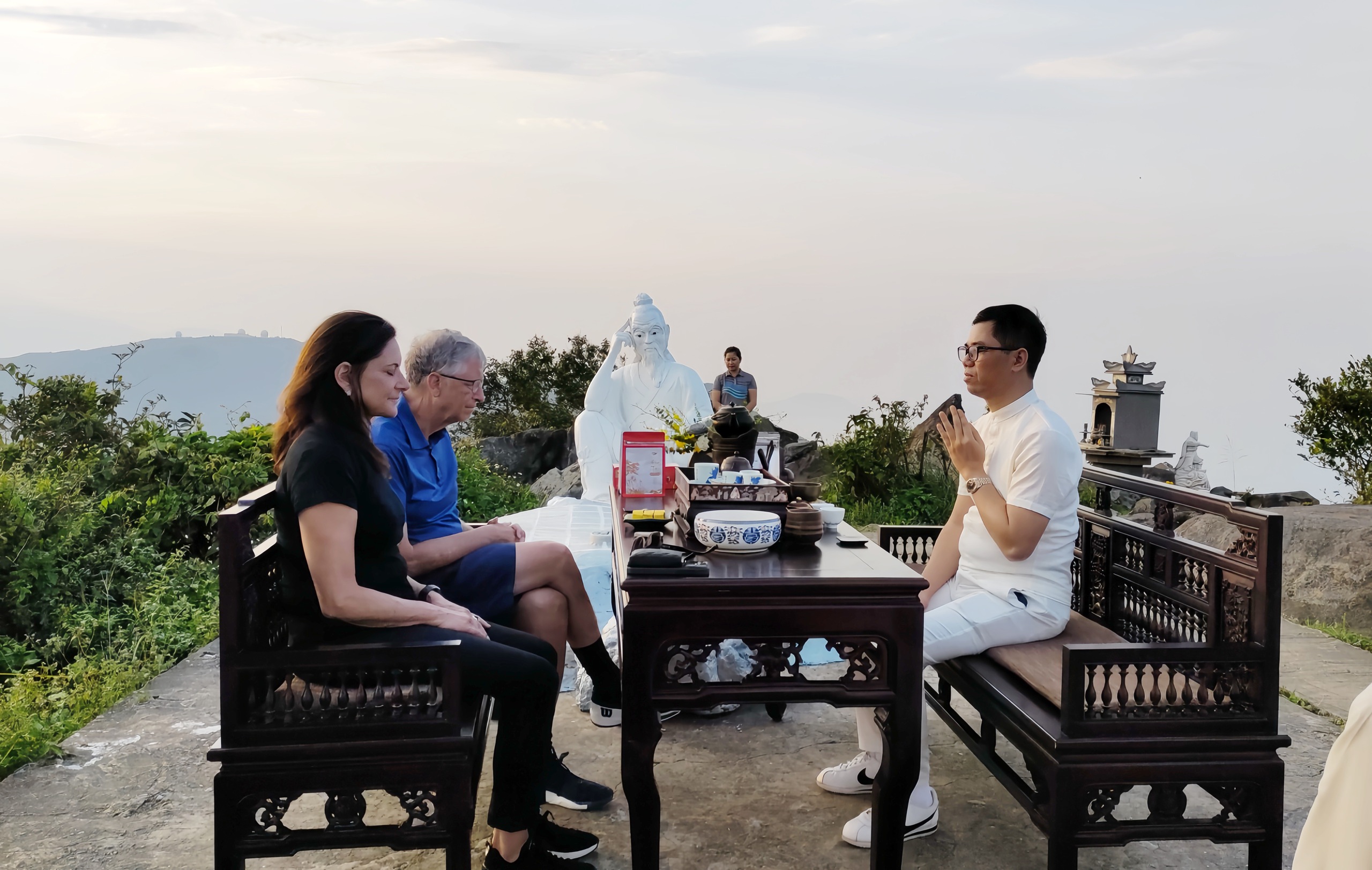 Tỉ phú, hoàng tử và chén trà vô ngã - Ảnh 2.