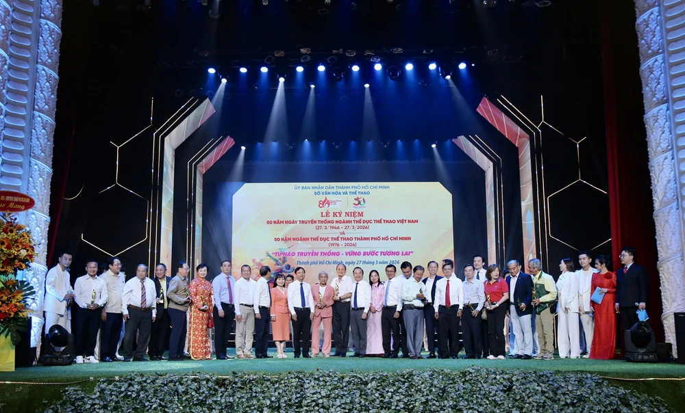 Tri ân những cá nhân, tập thể đã góp phần làm nên diện mạo thể thao TP.HCM qua nhiều giai đoạn. Ảnh: ANH PHƯƠNG. hanh-trinh-tu-gian-kho-den-dinh-cao-vinh-quang-cua-the-thao-tp-hcm (3).jpg