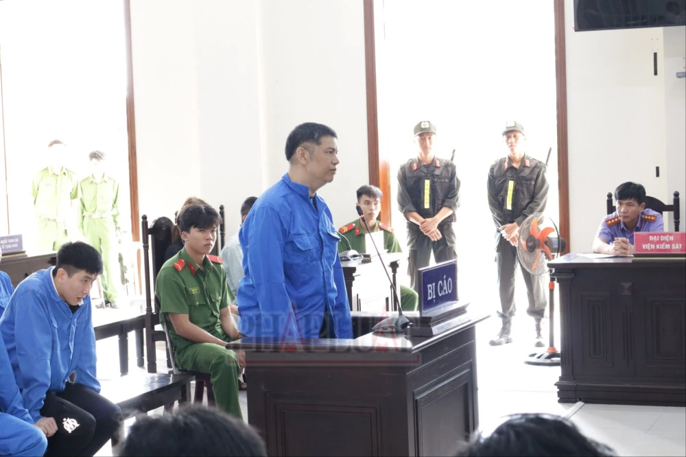 Bị cáo K' Sa Mo tại tòa ngày 26-3. Ảnh: NHẪN NAM can-tho-doi-toi-danh-14-bi-cao.jpg