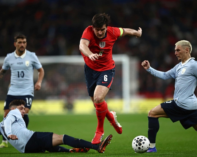 Maguire (số 6) đi bóng trong trận giao hữu Anh hòa Uruguay 1-1 tại Wembley hôm 27/3. Ảnh: AFP