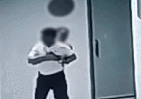 Phẫn nộ clip chủ siêu thị lao lên căn hộ chung cư chửi bới 2 cụ bà ở Hà Nội: Công an vào cuộc- Ảnh 2.