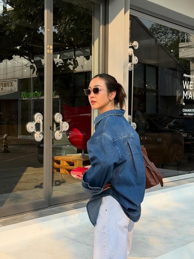 Phối đồ mùa hè thật năng động cùng áo sơ mi denim 2 Phối đồ mùa hè thật năng động cùng áo sơ mi denim - Ảnh 2.