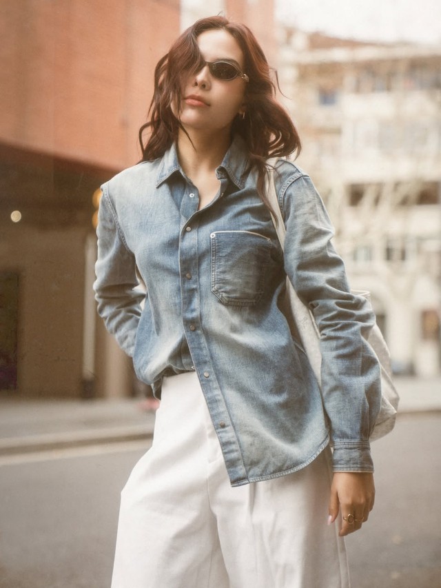 Phối đồ mùa hè thật năng động cùng áo sơ mi denim 3 Phối đồ mùa hè thật năng động cùng áo sơ mi denim - Ảnh 3.