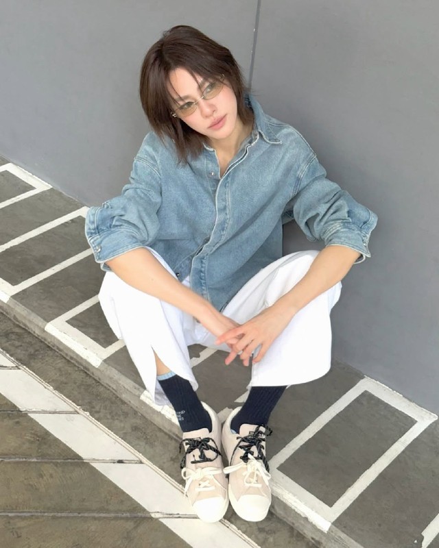 Phối đồ mùa hè thật năng động cùng áo sơ mi denim 4 Phối đồ mùa hè thật năng động cùng áo sơ mi denim - Ảnh 4.