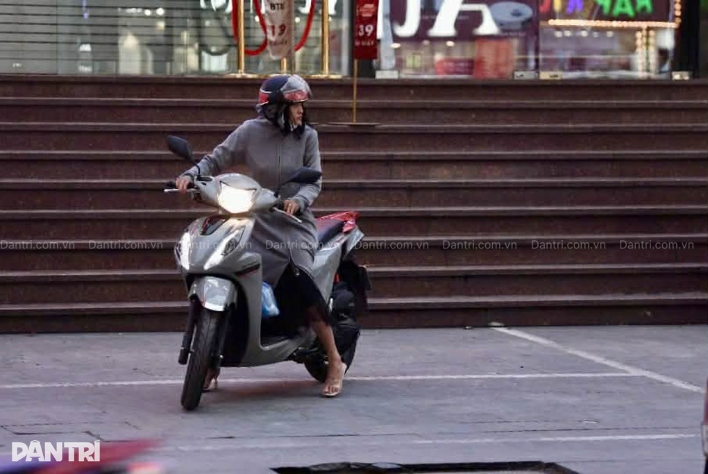 Công an xuất hiện tại 3 cơ sở vàng bạc Bảo Tín Minh Châu ở Hà Nội - 2