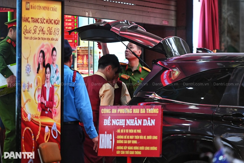 Công an xuất hiện tại 3 cơ sở vàng bạc Bảo Tín Minh Châu ở Hà Nội - 3