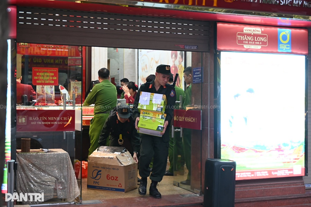 Công an xuất hiện tại 3 cơ sở vàng bạc Bảo Tín Minh Châu ở Hà Nội - 6