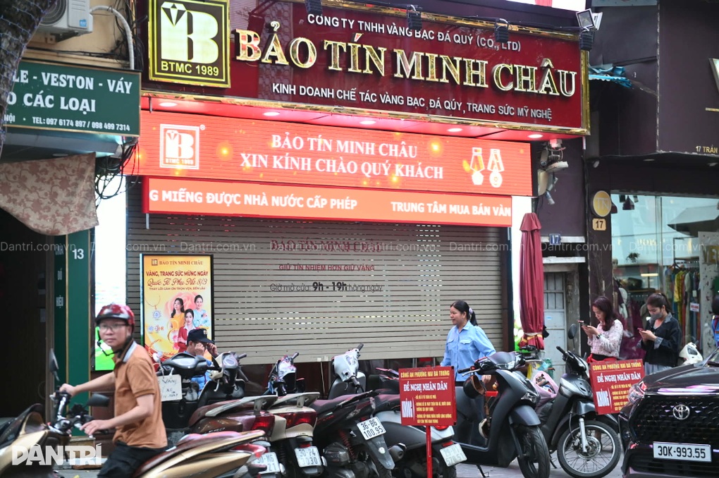 Công an xuất hiện tại 3 cơ sở vàng bạc Bảo Tín Minh Châu ở Hà Nội - 7