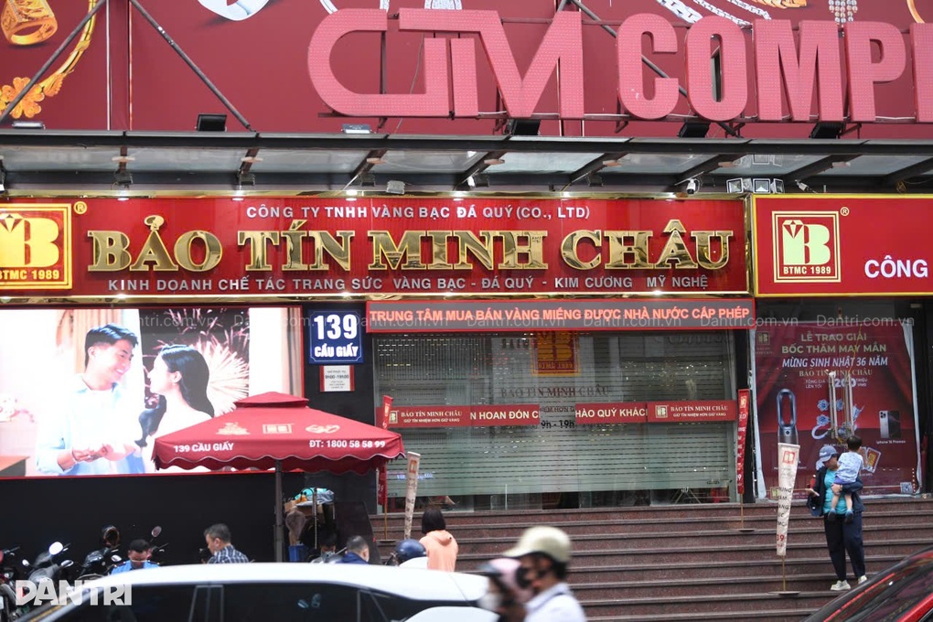 Công an xuất hiện tại 3 cơ sở vàng bạc Bảo Tín Minh Châu ở Hà Nội - 9