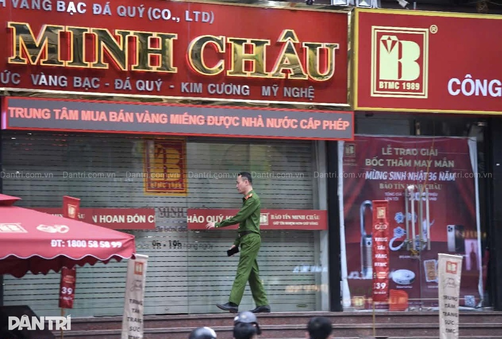 Công an xuất hiện tại 3 cơ sở vàng bạc Bảo Tín Minh Châu ở Hà Nội - 10