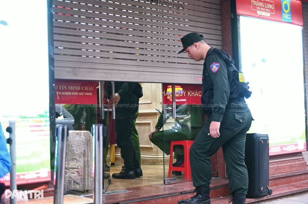 Công an xuất hiện tại 3 cơ sở vàng bạc Bảo Tín Minh Châu ở Hà Nội - 11