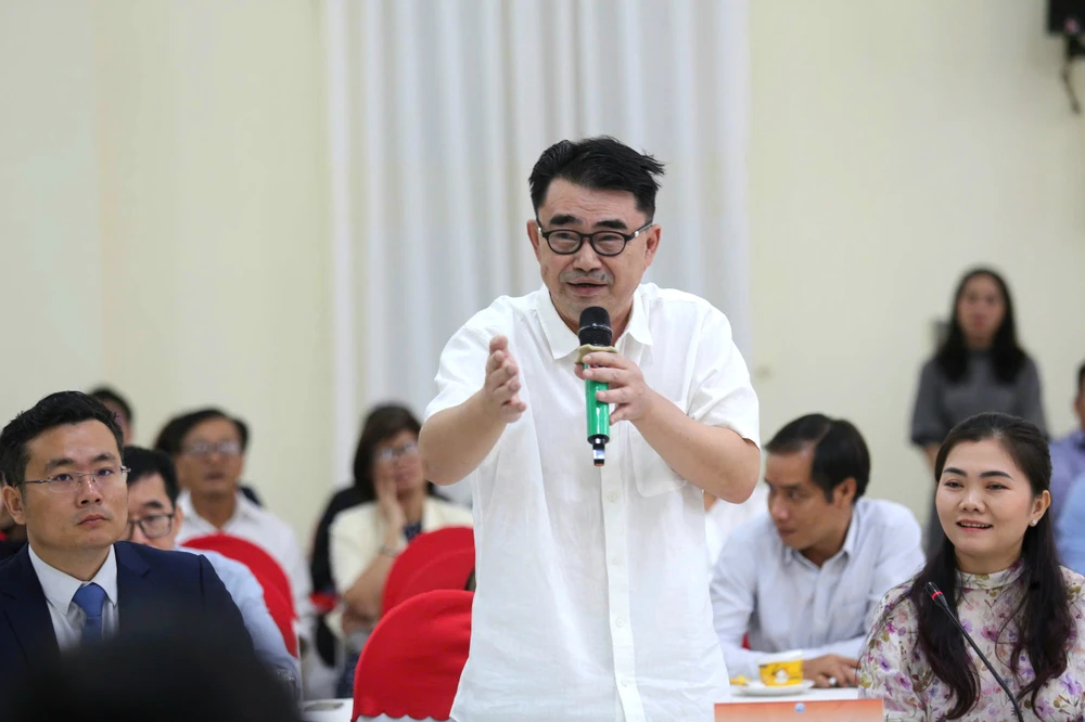 Doanh nghiệp nước ngoài ý kiến đến lãnh đạo tỉnh tại buổi đối thoại. Ảnh: HUỲNH DU IMG_20260327_114324.jpg