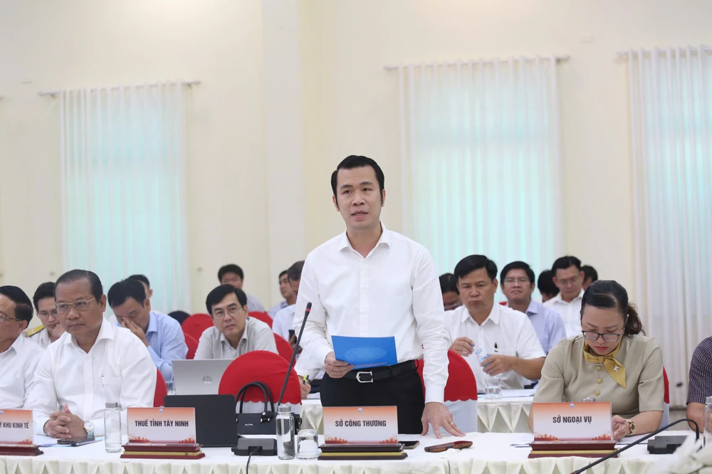 Ông Trương Tấn Sơn, Giám đốc Sở Công Thương giải đáp những vấn đề liên quan đến ngành phụ trách. Ảnh: HUỲNH DU IMG_20260327_114340.jpg