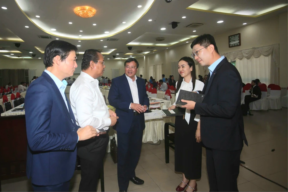 Lãnh đạo tỉnh Tây Ninh trao đổi với doanh nghiệp nước ngoài tại buổi đối thoại. Ảnh: HUỲNH DU IMG_20260327_114325.jpg