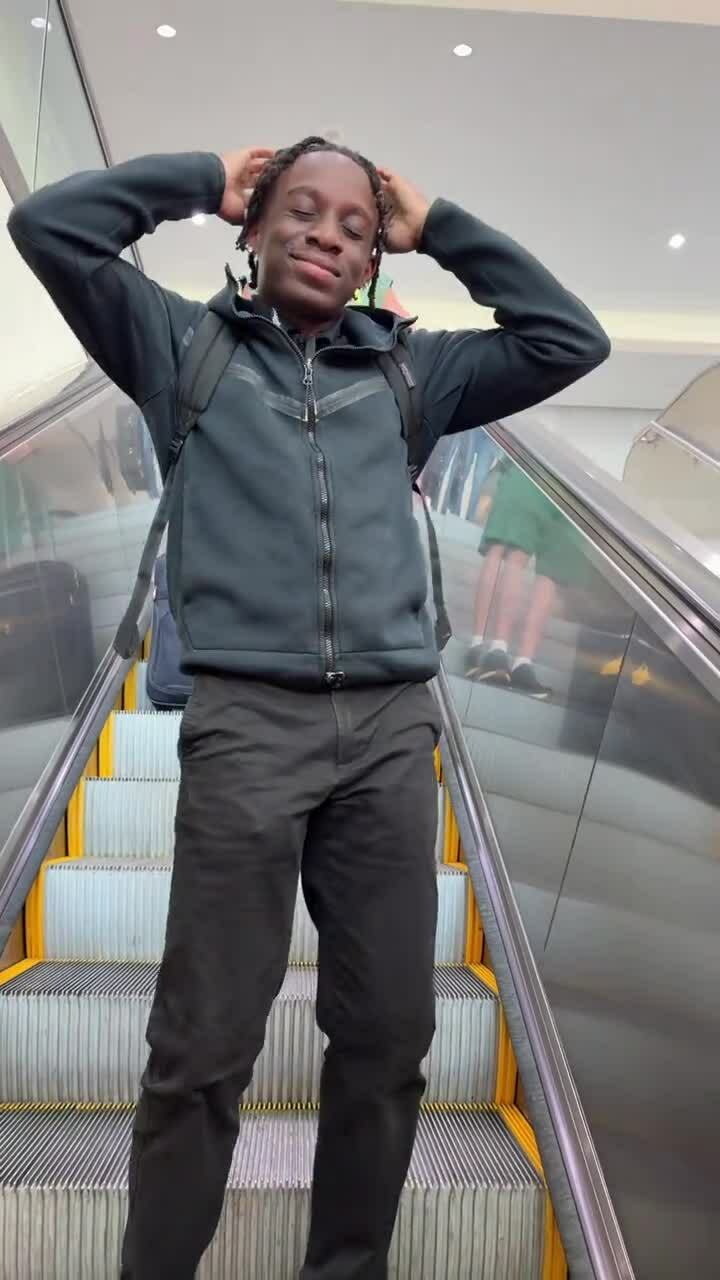 Khán giả nước ngoài nhảy trên nền nhạc "Ai đưa em về"